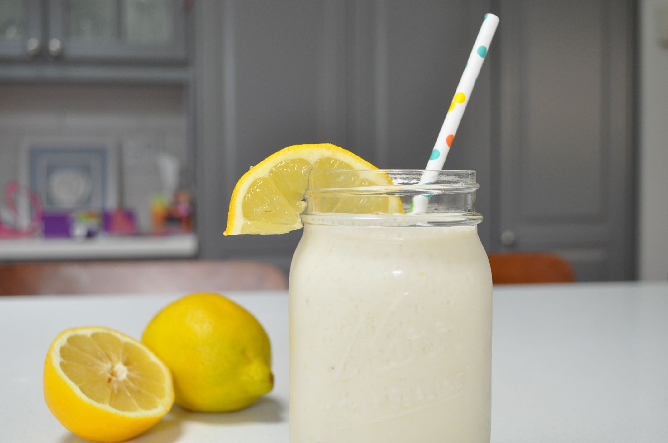 домашний лимонад. вода с лимоном. лимон с молоком можно пить. лимон с молоком можно пить. золотое молоко.